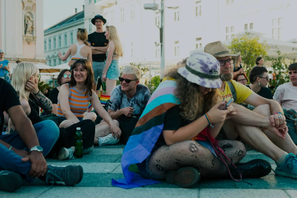 Menschen sitzen zusammen auf der St. Pölten Pride 2022